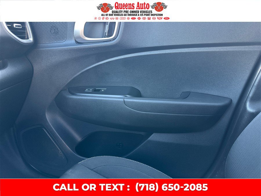 Used 2021 Hyundai Venue SEL w/ Cargo Package FWD image 22