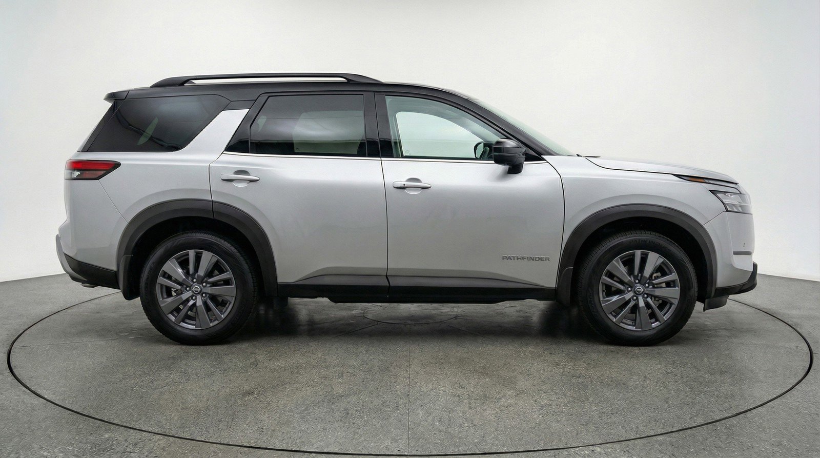 Used 2025 Nissan Pathfinder SV image 11