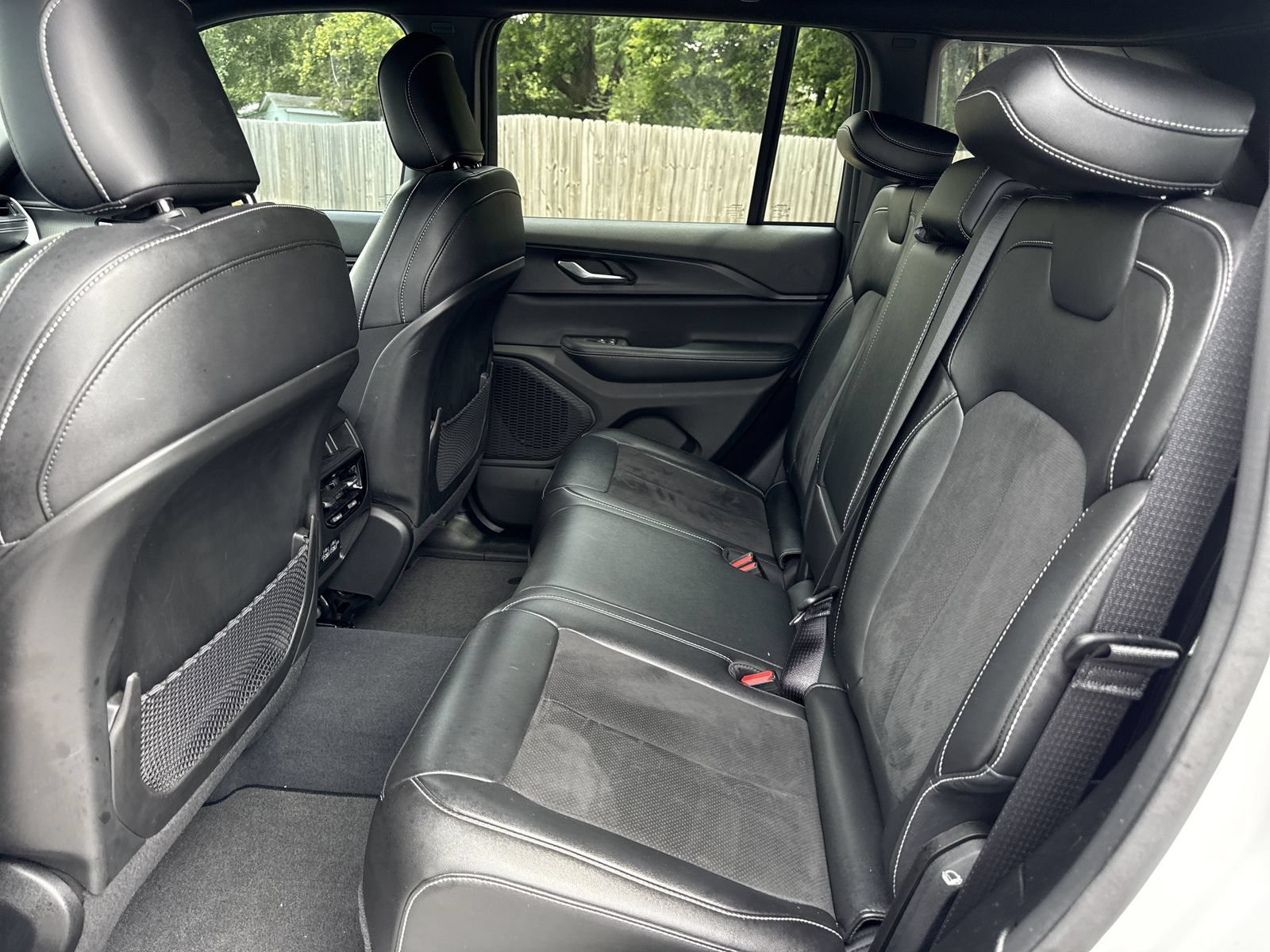 Used 2023 Jeep Grand Cherokee Altitude AWD/4WD image 10