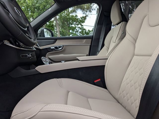 New 2025 Volvo XC90 B5 Plus w/ Protection Package Premier image 25