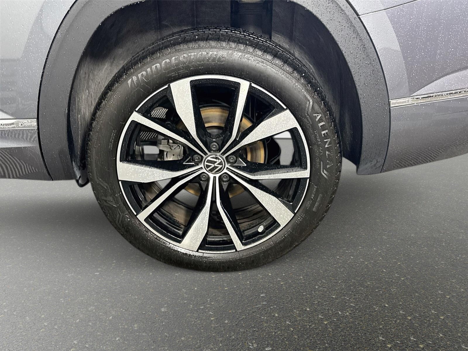 Used 2024 Volkswagen Atlas SEL Premium R-Line AWD/4WD image 32