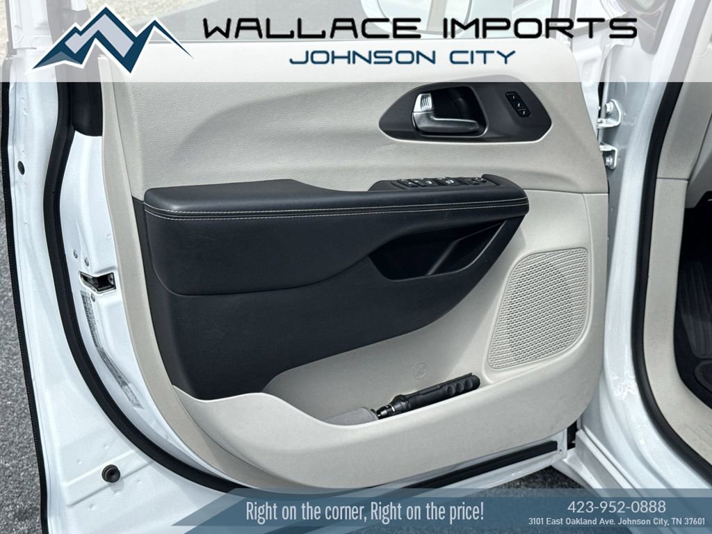 Used 2022 Chrysler Pacifica Touring-L FWD image 12