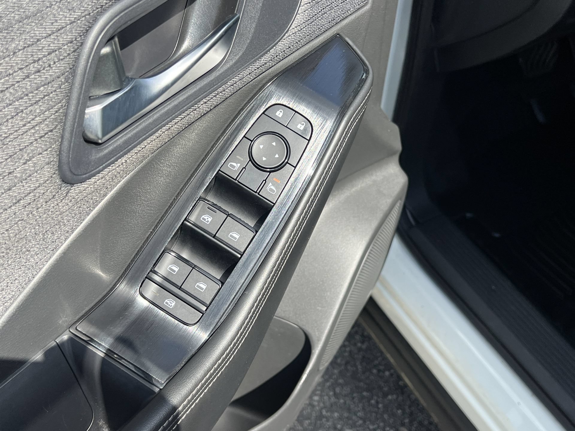 Certified 2023 Nissan Rogue SV FWD image 15