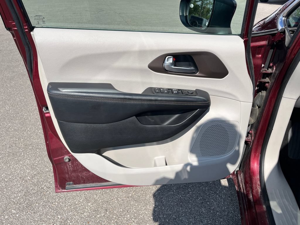 Used 2018 Chrysler Pacifica L FWD image 12