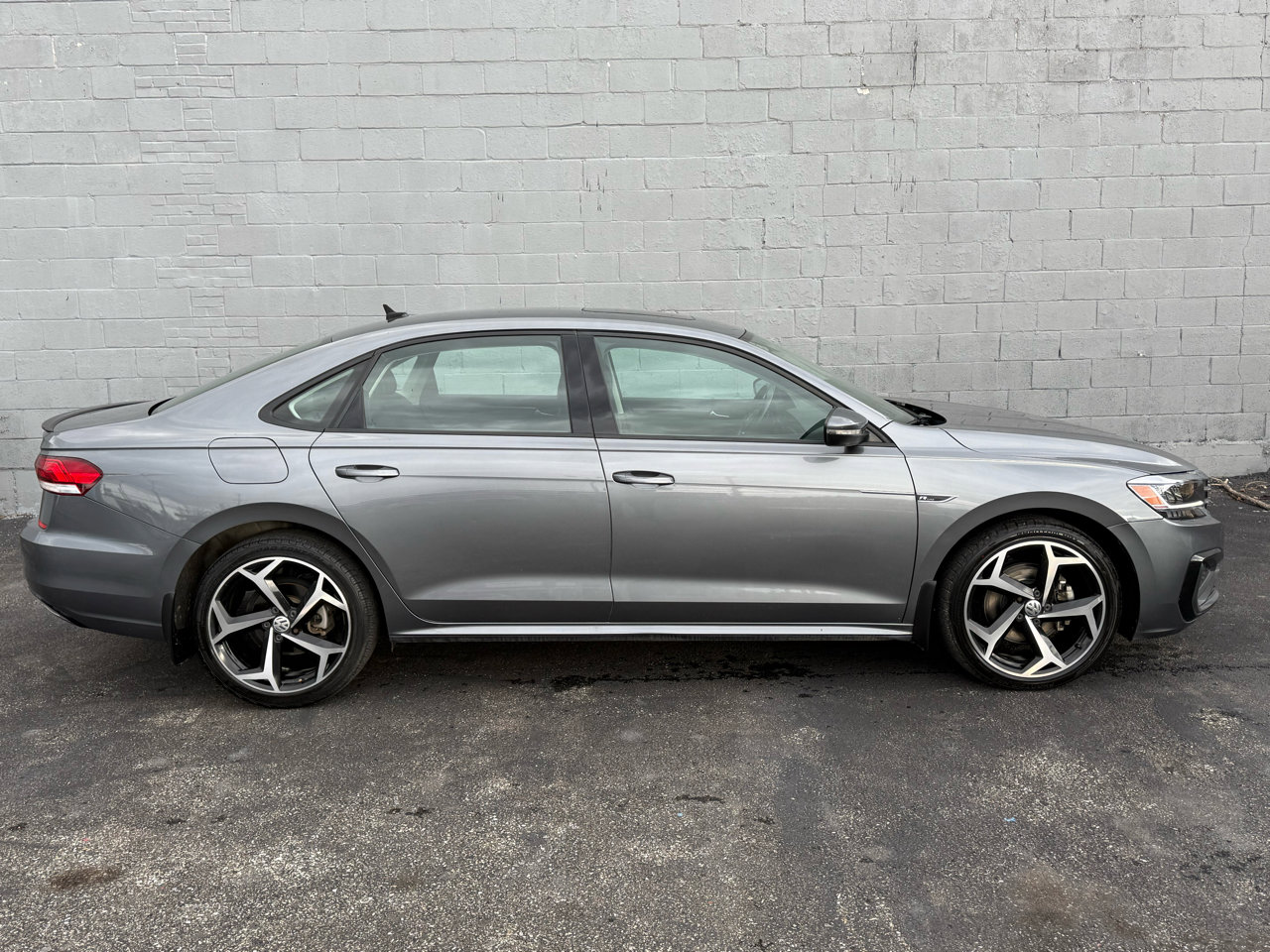 Used 2020 Volkswagen Passat 2.0T R-Line image 9