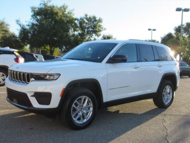 New 2025 Jeep Grand Cherokee Laredo image 3