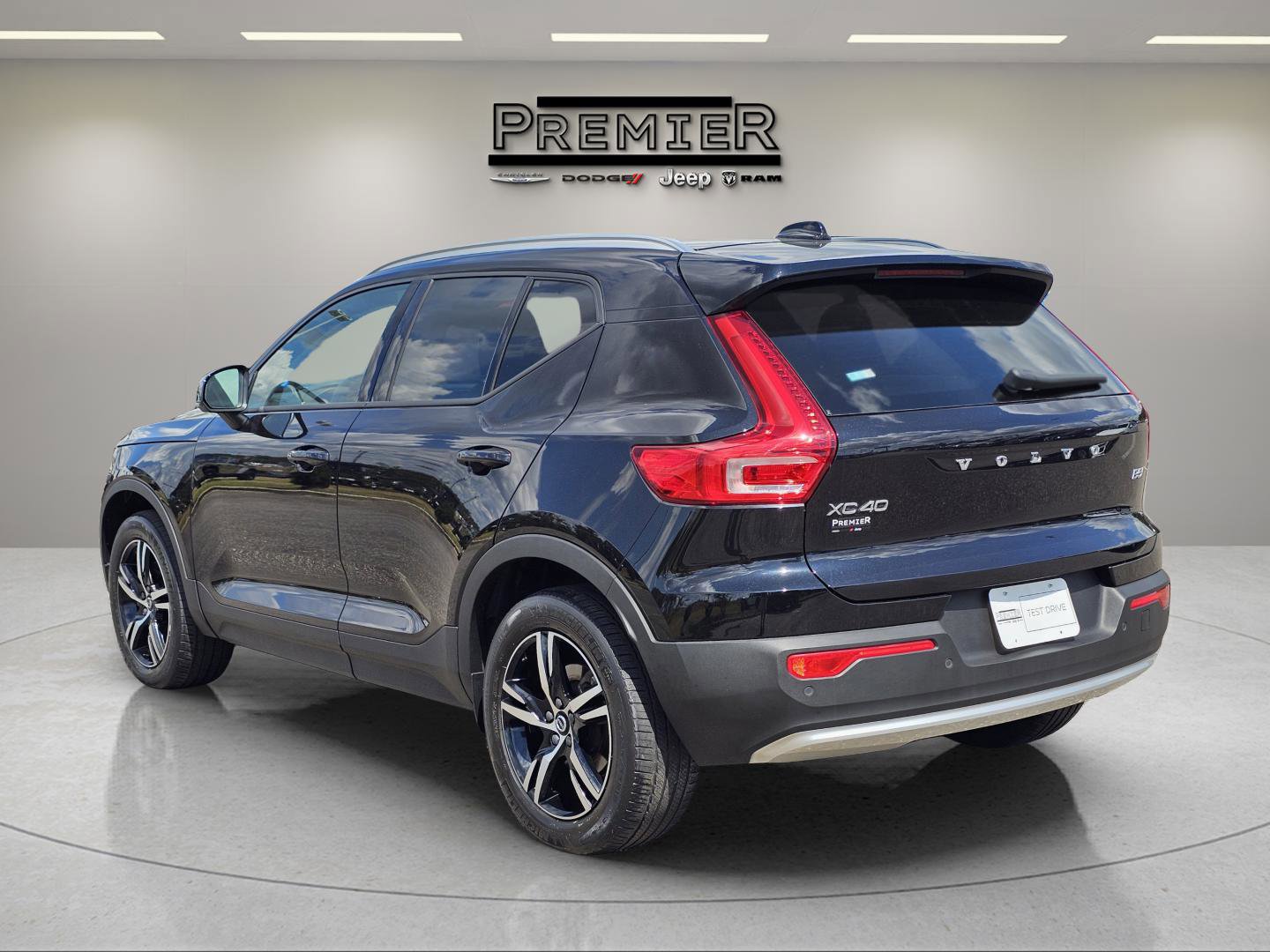 Used 2023 Volvo XC40 B5 Core image 12