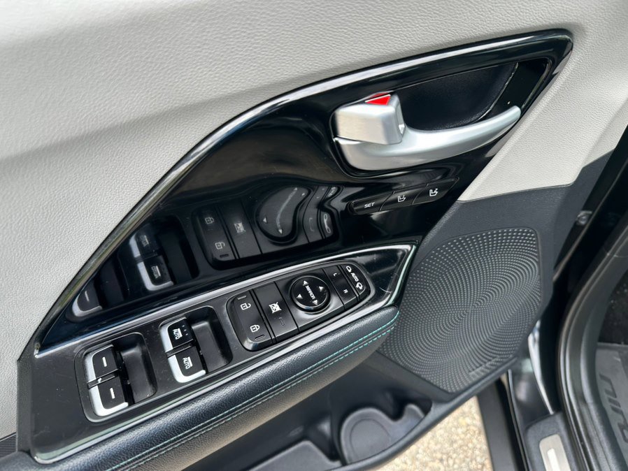 Used 2018 Kia Niro Touring FWD image 26