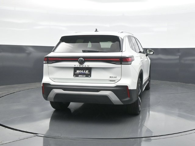 Certified 2026 Volkswagen Tiguan SE w/ Panoramic Sunroof Package AWD/4WD image 6
