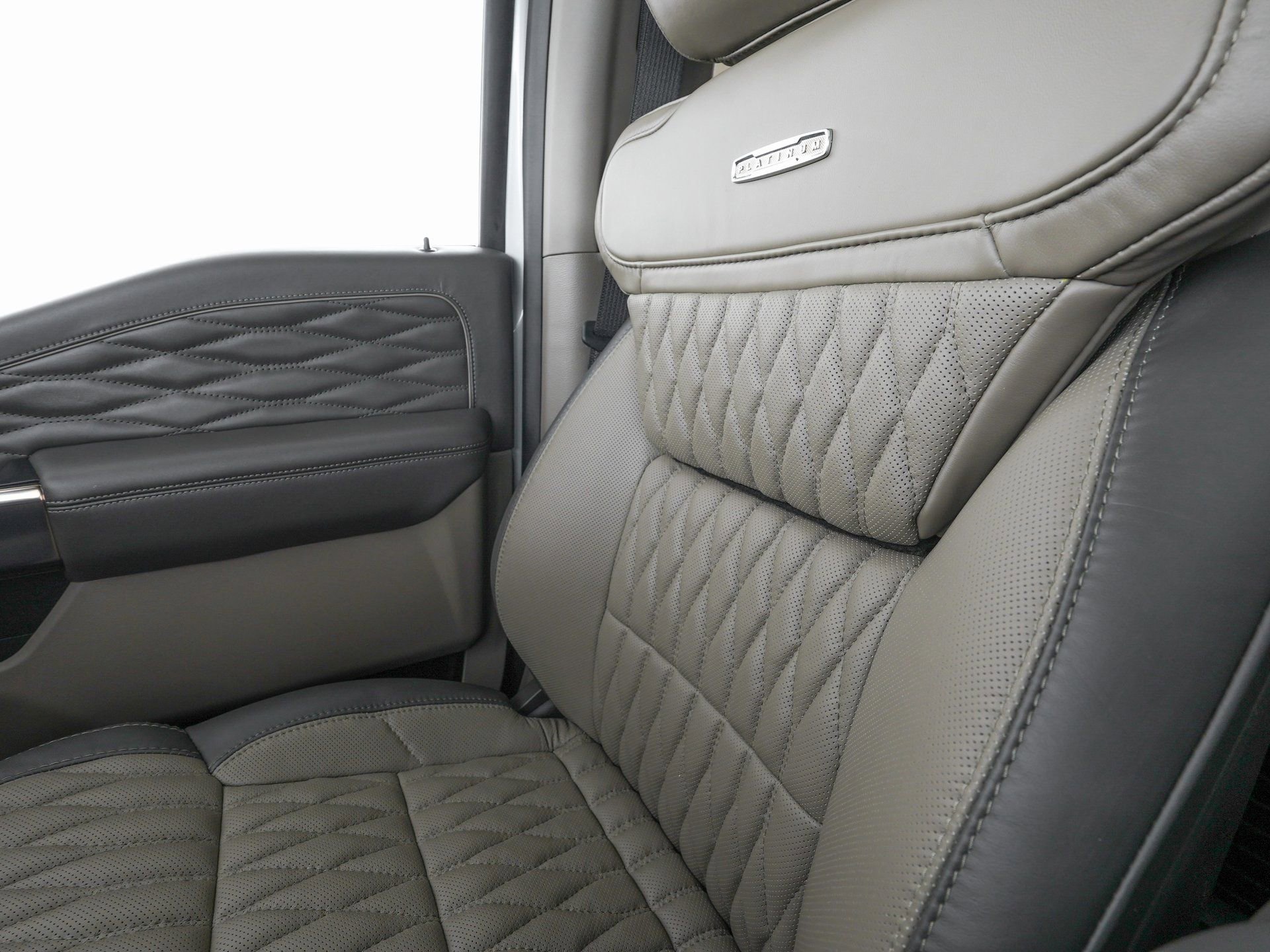 Used 2025 Ford F450 Platinum w/ Platinum Plus Package image 28