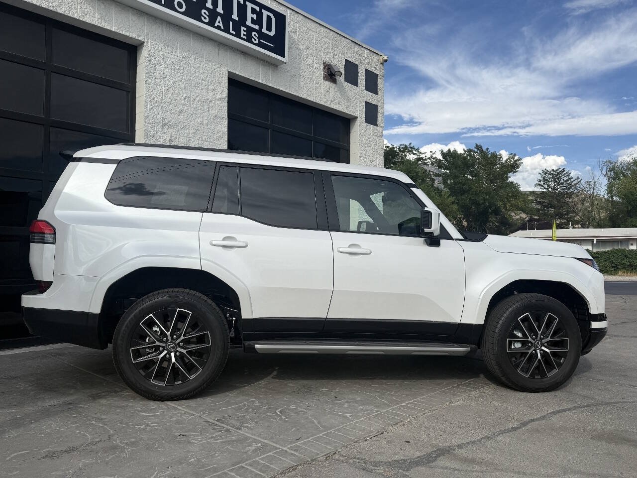 Used 2026 Lexus GX 550 w/ Cold Area Package AWD/4WD image 4