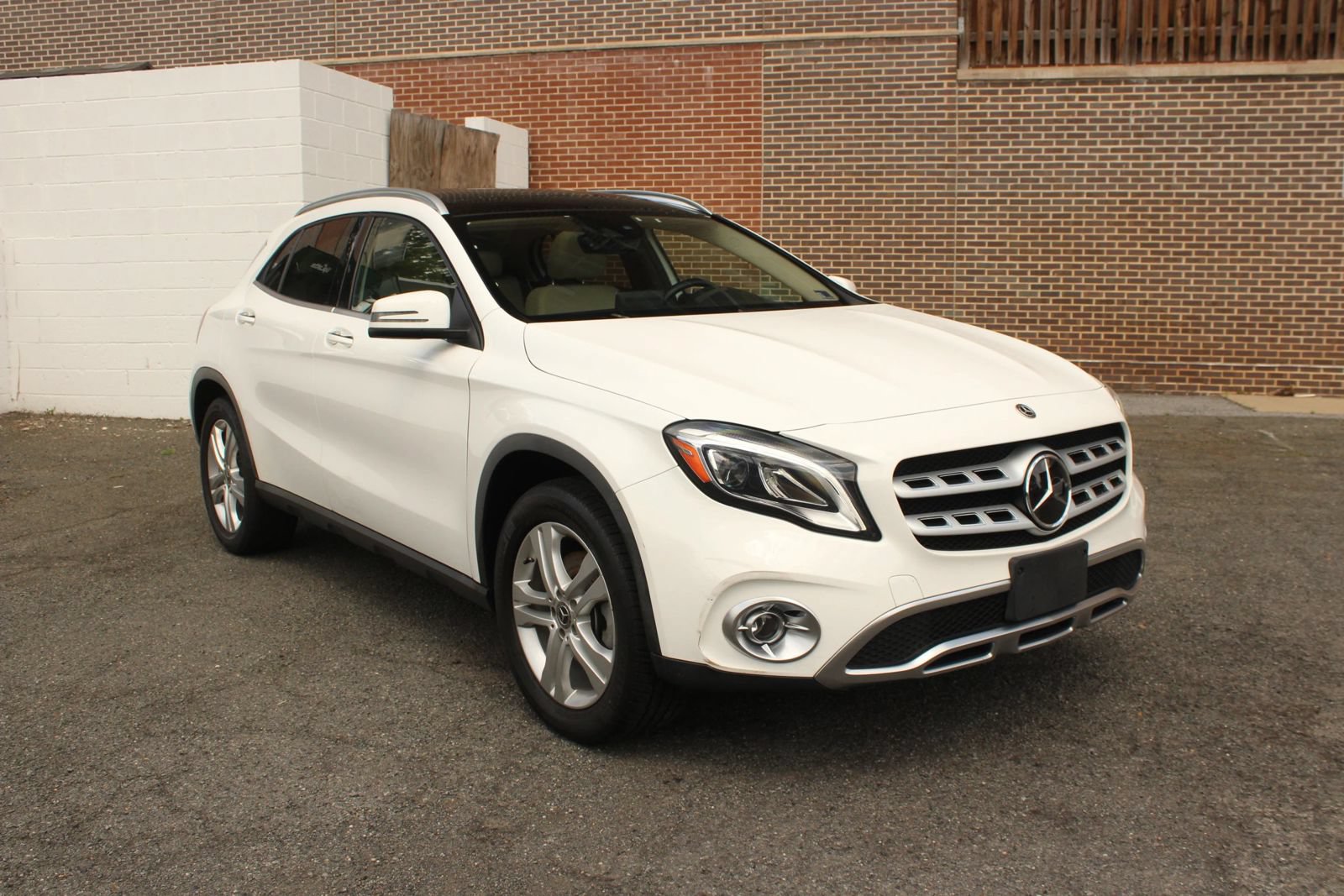 Used 2020 Mercedes-Benz GLA 250 4MATIC w/ Premium Package image 1