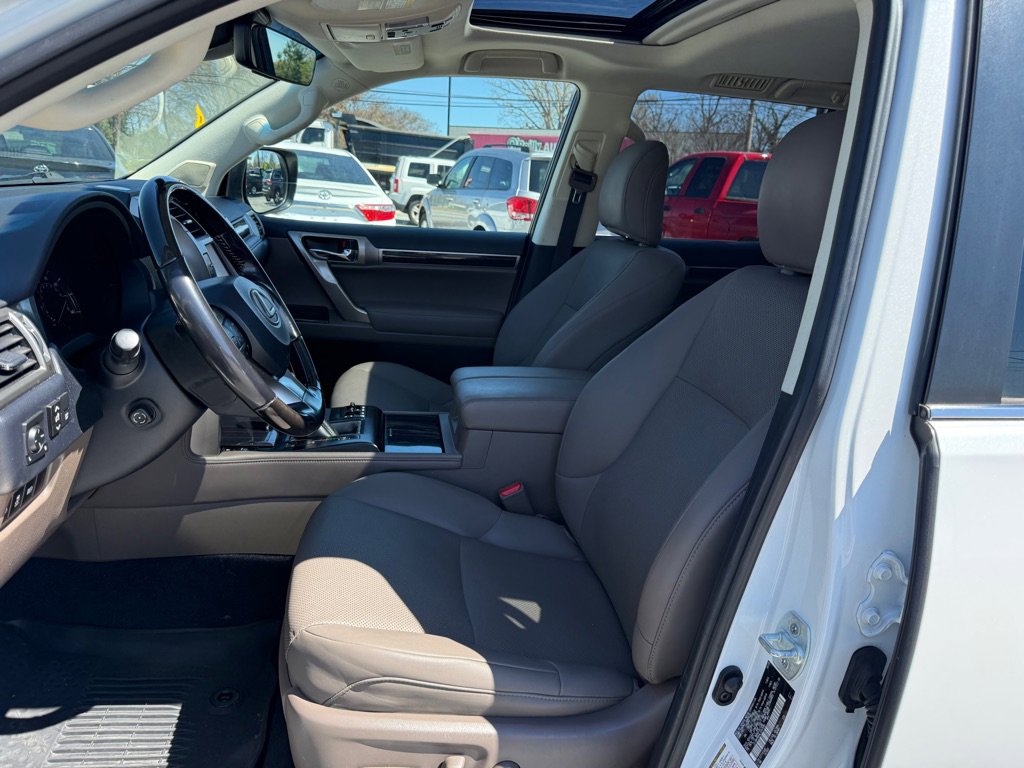 Used 2020 Lexus GX 460 Premium w/ Premium Package image 9
