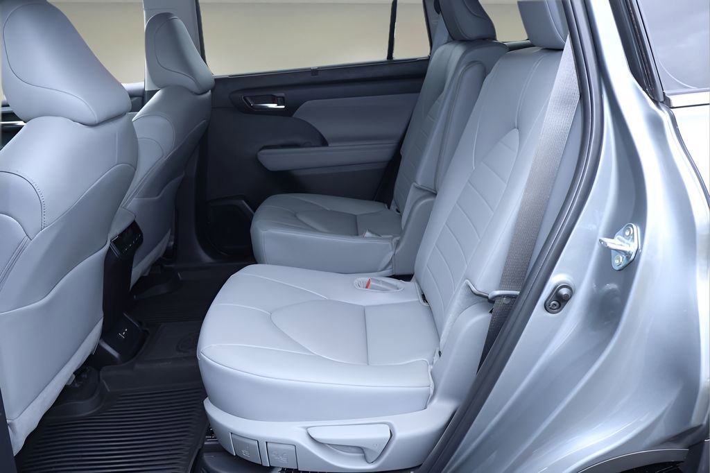 Certified 2025 Toyota Highlander XLE AWD/4WD image 12