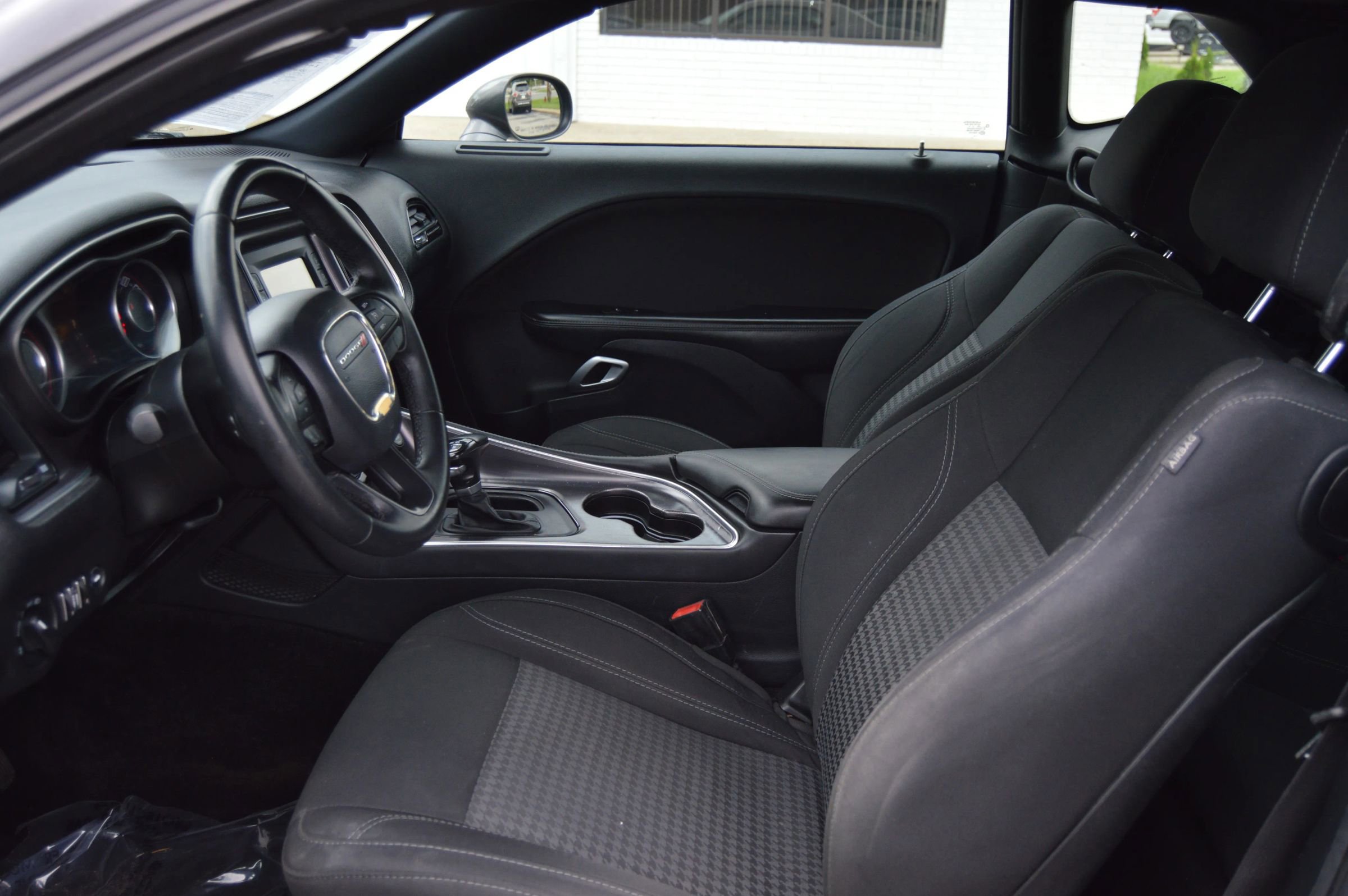 Used 2015 Dodge Challenger SXT image 9