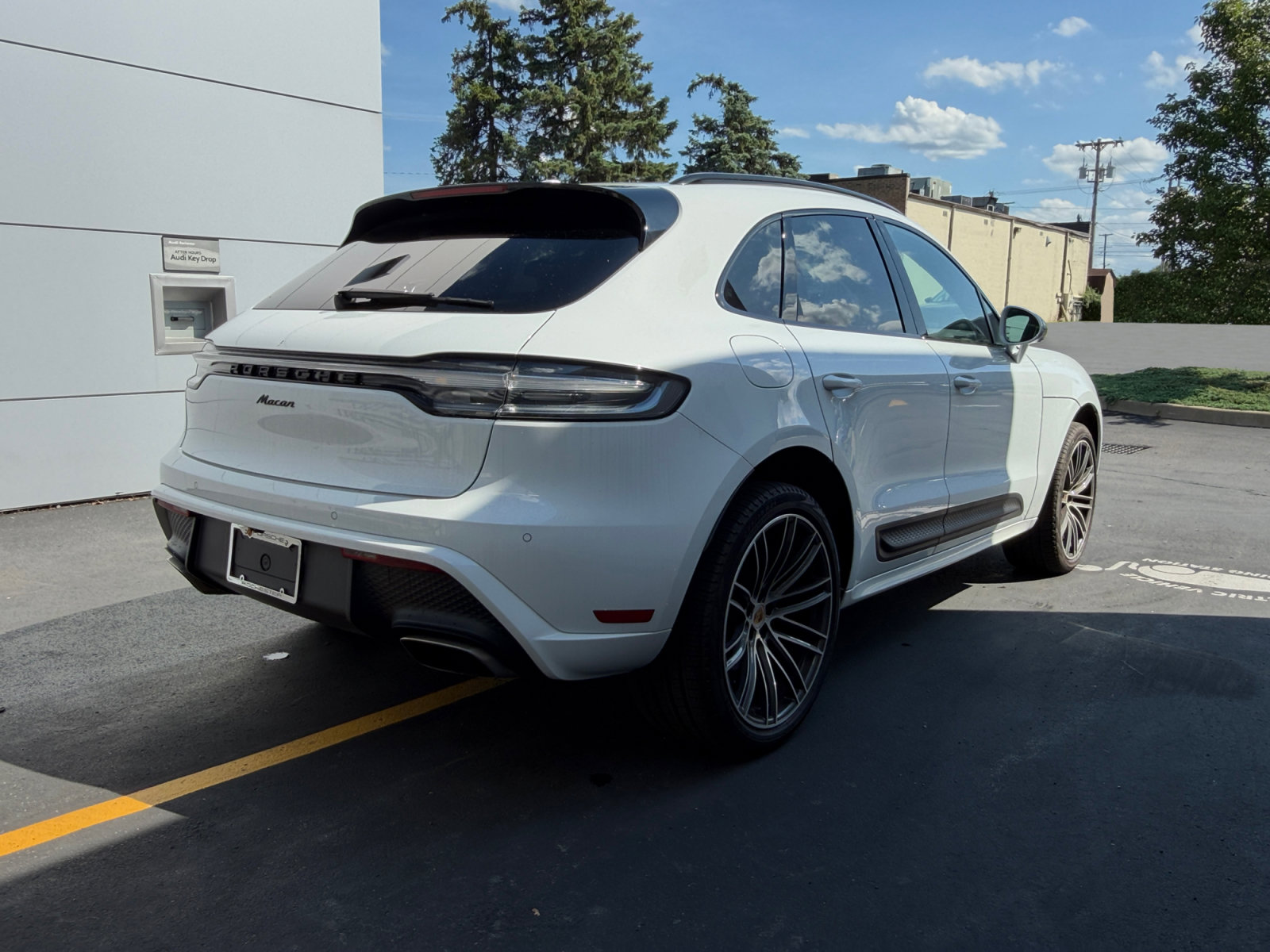 Used 2025 Porsche Macan AWD/4WD image 13