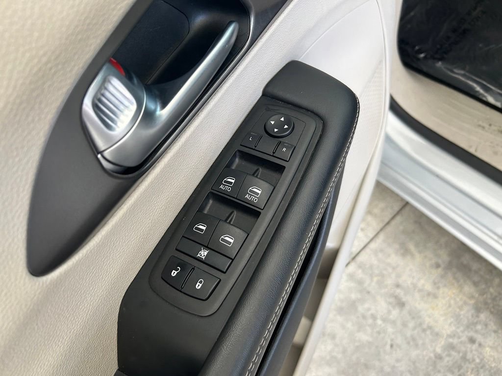 Used 2024 Chrysler Pacifica Touring-L FWD image 37