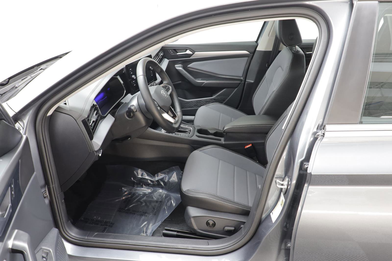 Used 2025 Volkswagen Jetta SE w/ Black Wheel Package image 6