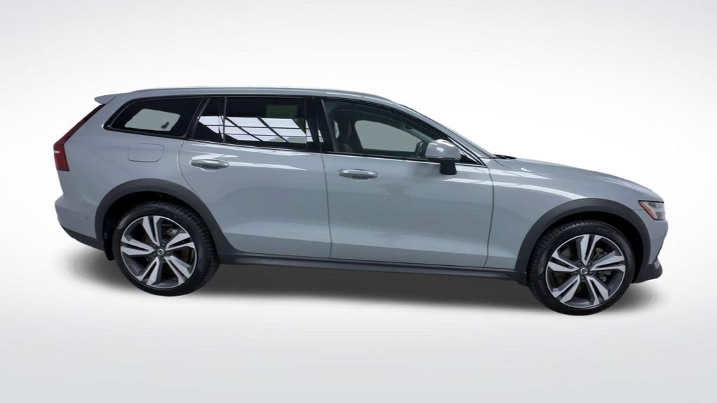Used 2026 Volvo V60 B5 Cross Country Plus w/ Protection Package Premier AWD/4WD image 9