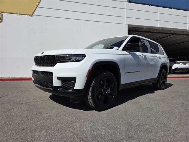 Used 2022 Jeep Grand Cherokee L Laredo image 2
