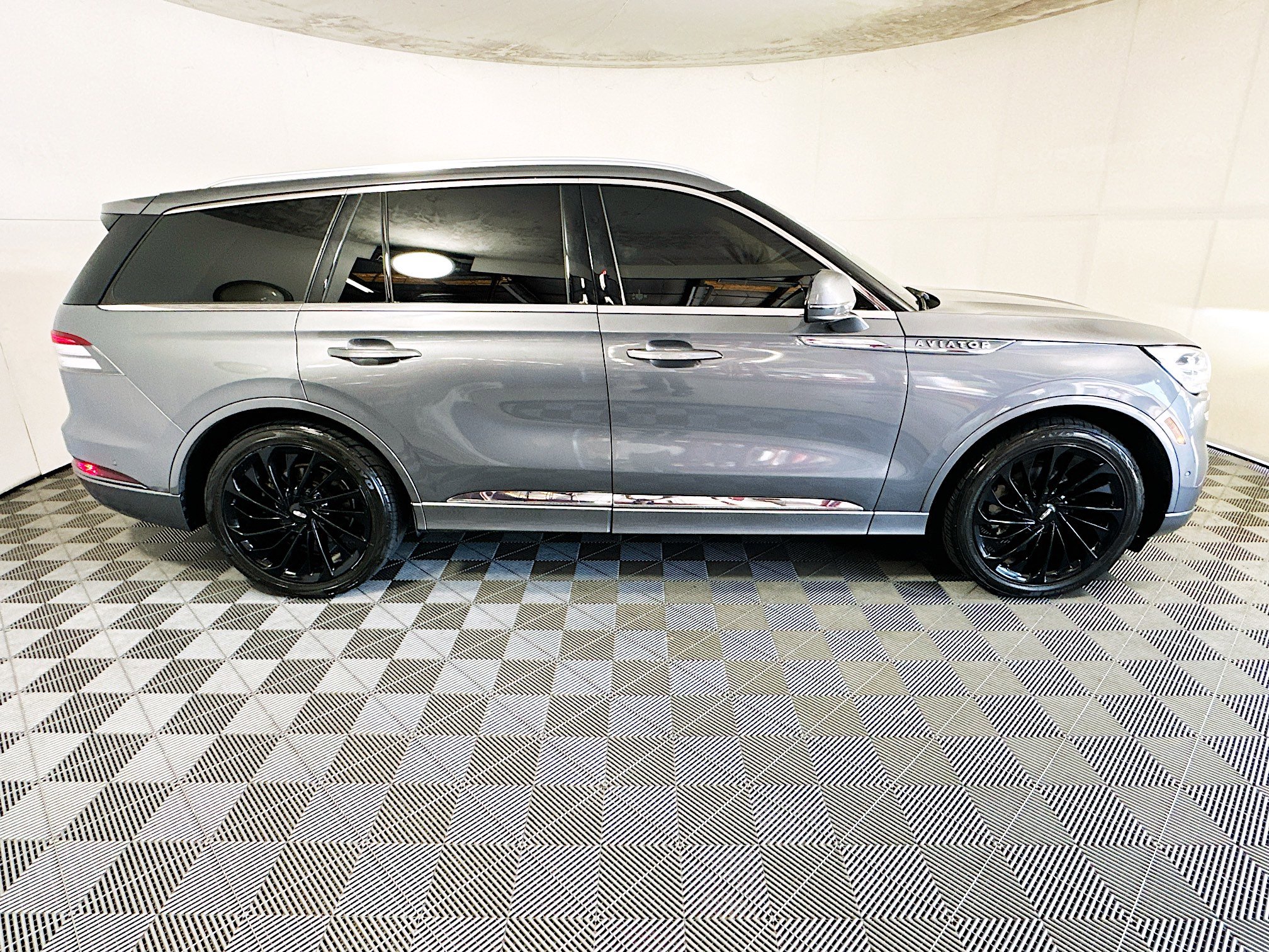 Used 2021 Lincoln Aviator Reserve w/ Equipment Group 208A RWD image 2