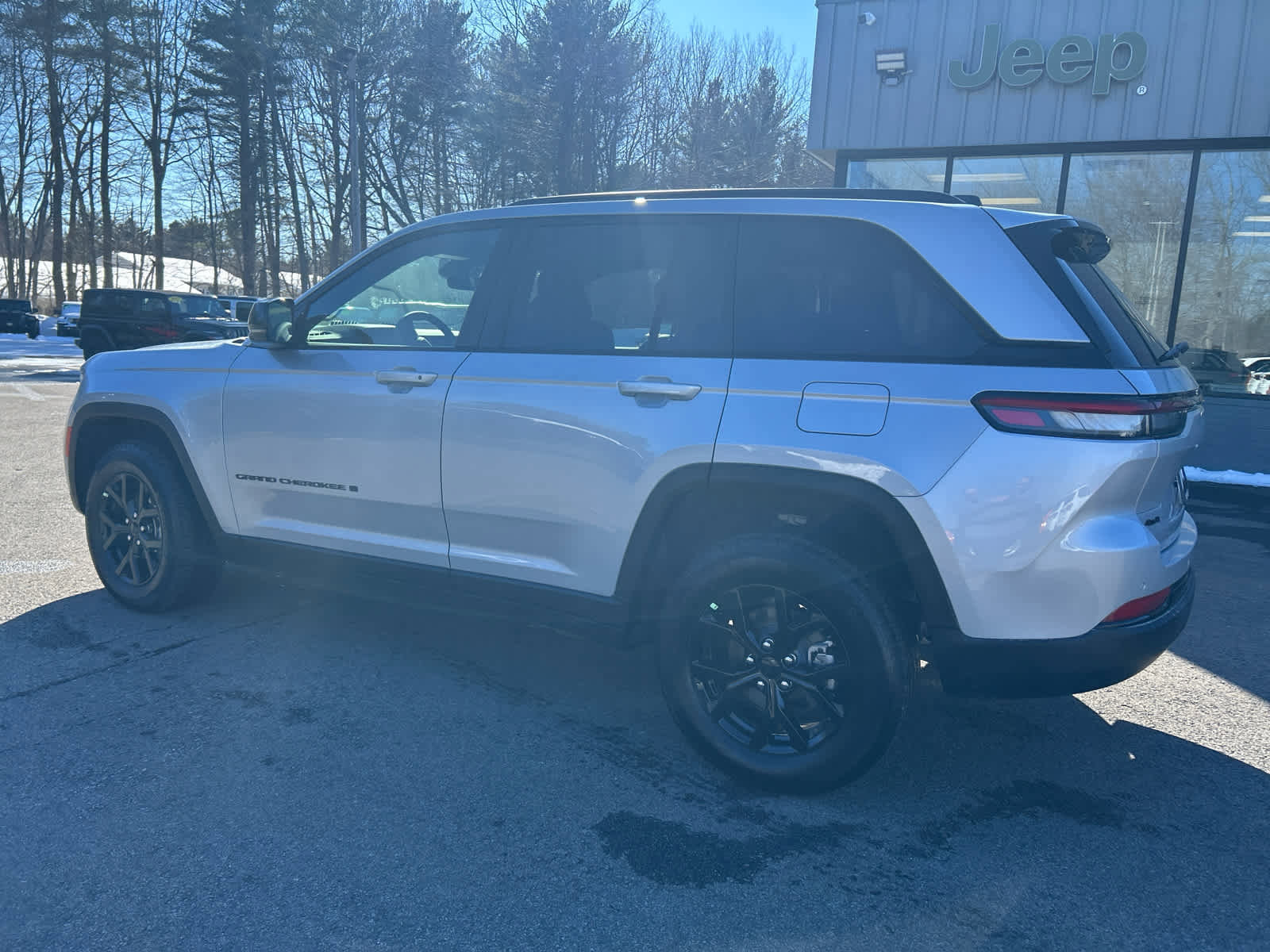 Used 2025 Jeep Grand Cherokee Altitude image 9