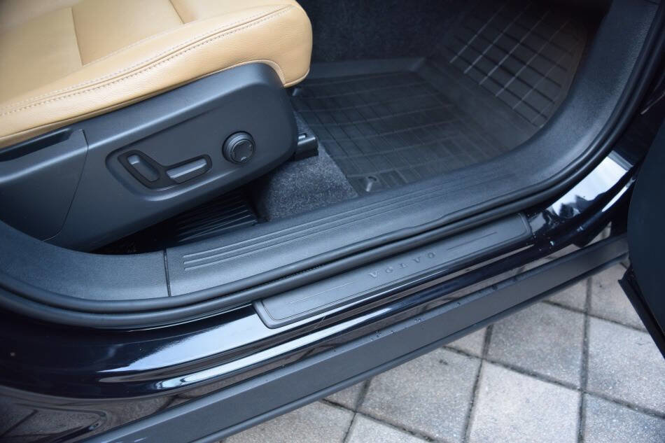 Used 2020 Volvo XC40 T5 Momentum w/ Protection Package Premier image 54