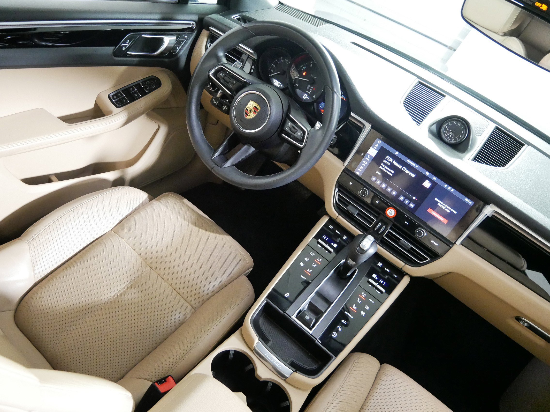 Used 2023 Porsche Macan Turbo image 9