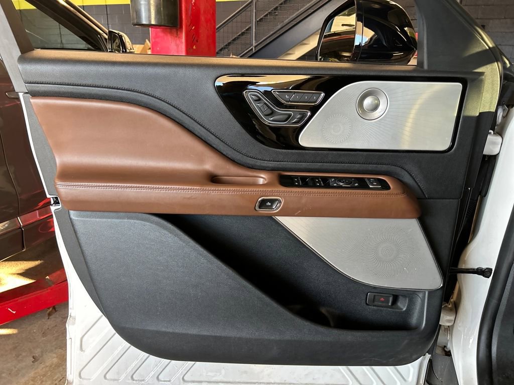 Used 2020 Lincoln Aviator Reserve w/ Equipment Group 202A image 8