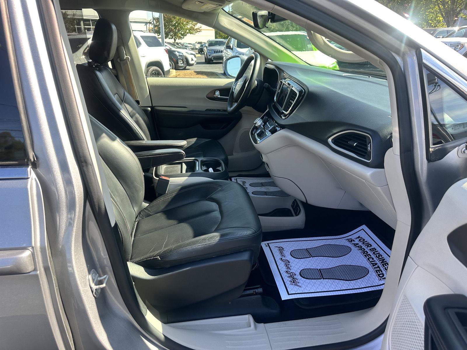 Used 2018 Chrysler Pacifica Touring-L FWD image 11