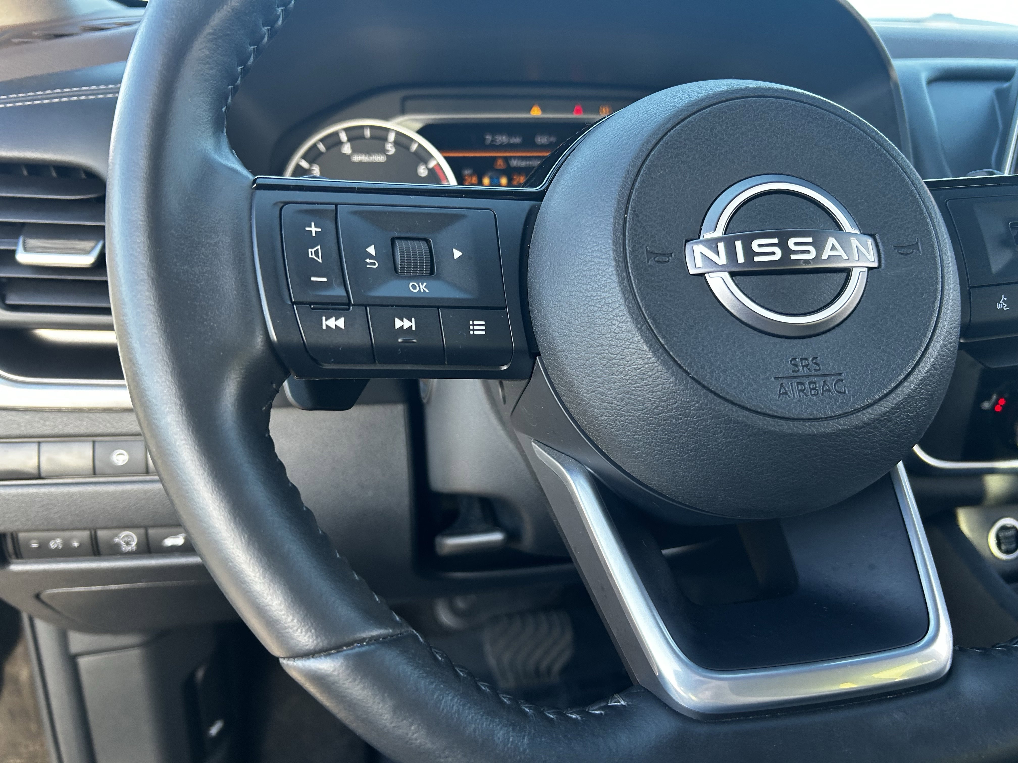 Used 2023 Nissan Rogue SV w/ SV Premium B Package image 23