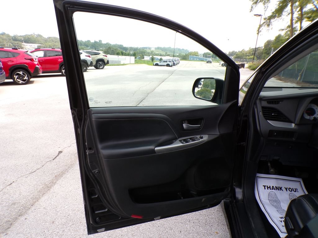 Used 2016 Toyota Sienna SE FWD image 21