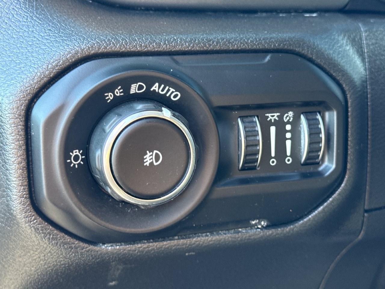 Used 2021 Jeep Wrangler Unlimited Sahara w/ Uconnect 4C Nav & Sound Group AWD/4WD image 15