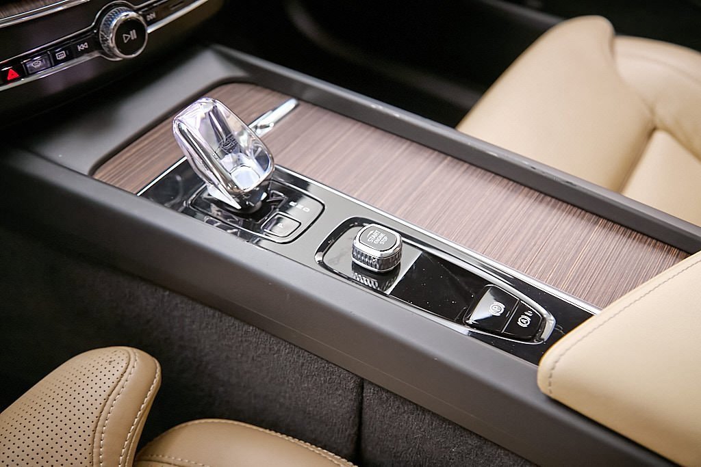 Certified 2023 Volvo XC60 B5 Ultimate w/ Protection Package Premier image 16