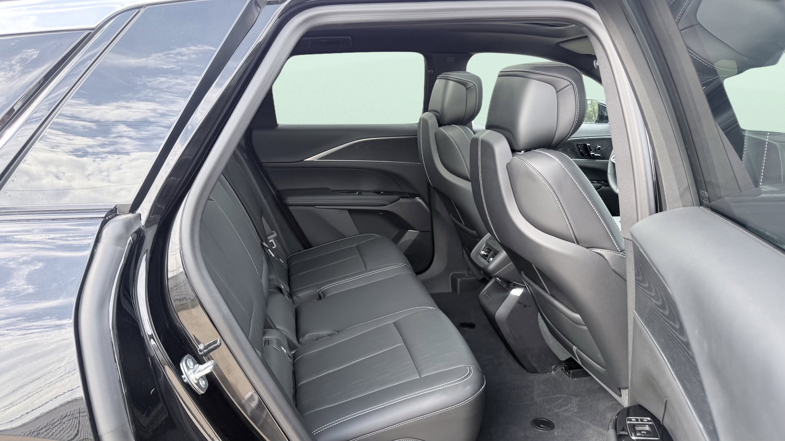 Used 2025 Cadillac Lyriq Luxury AWD/4WD image 37