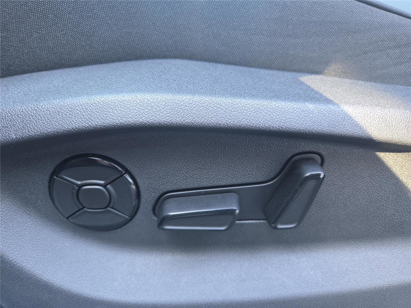 New 2025 Volkswagen Tiguan SE R-Line image 16