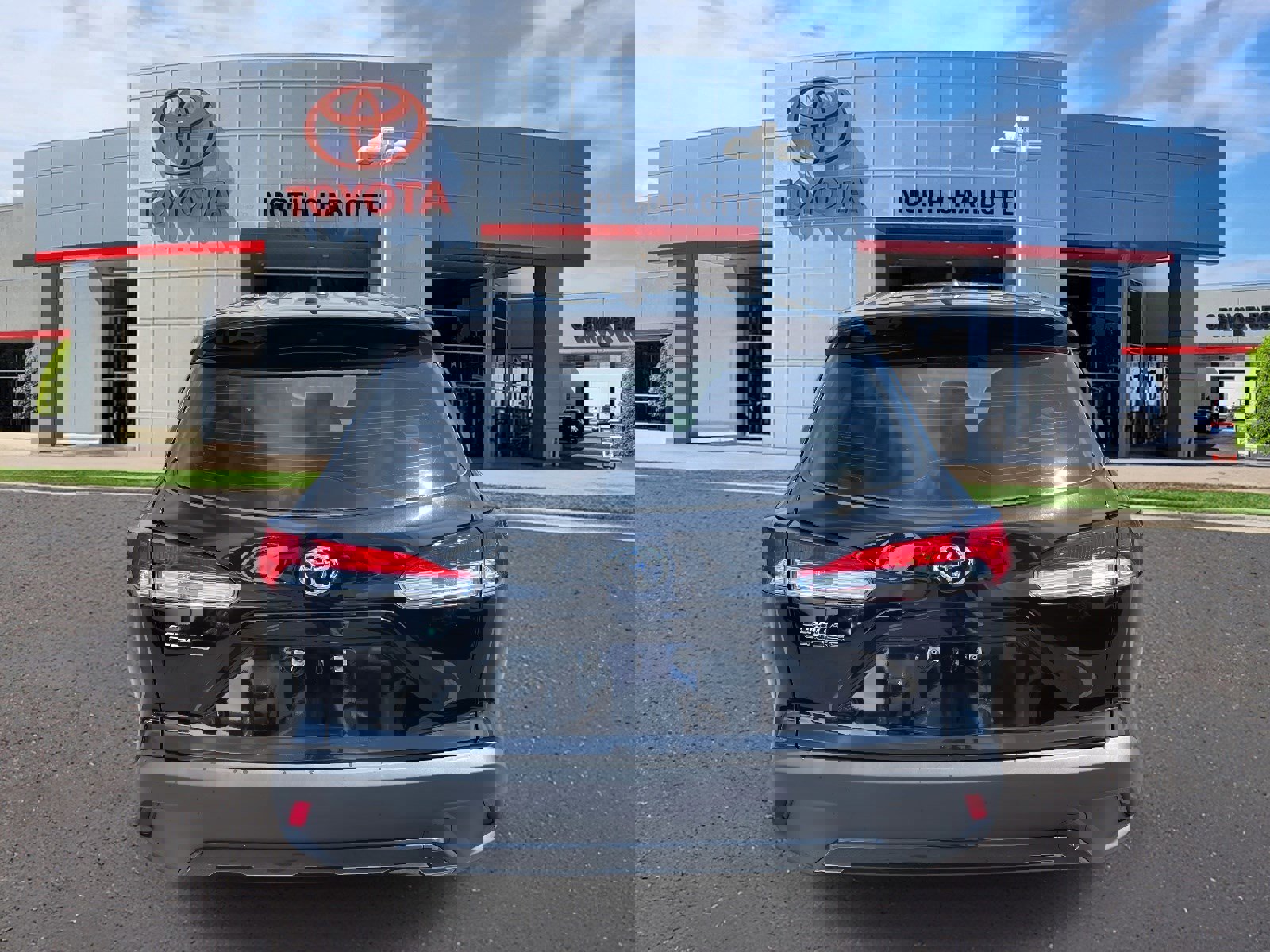 Used 2023 Toyota Corolla Cross L image 7