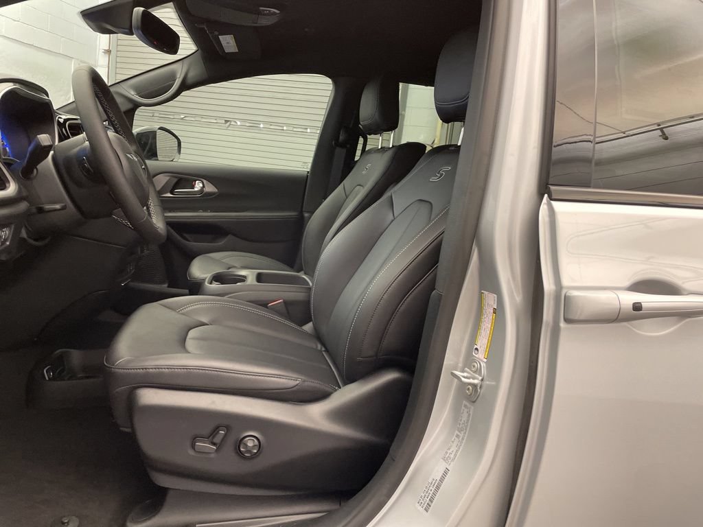 New 2026 Chrysler Pacifica Select FWD image 16