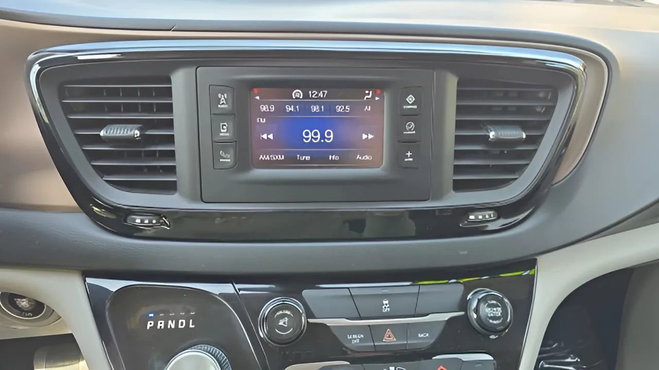 Used 2017 Chrysler Pacifica Touring image 30