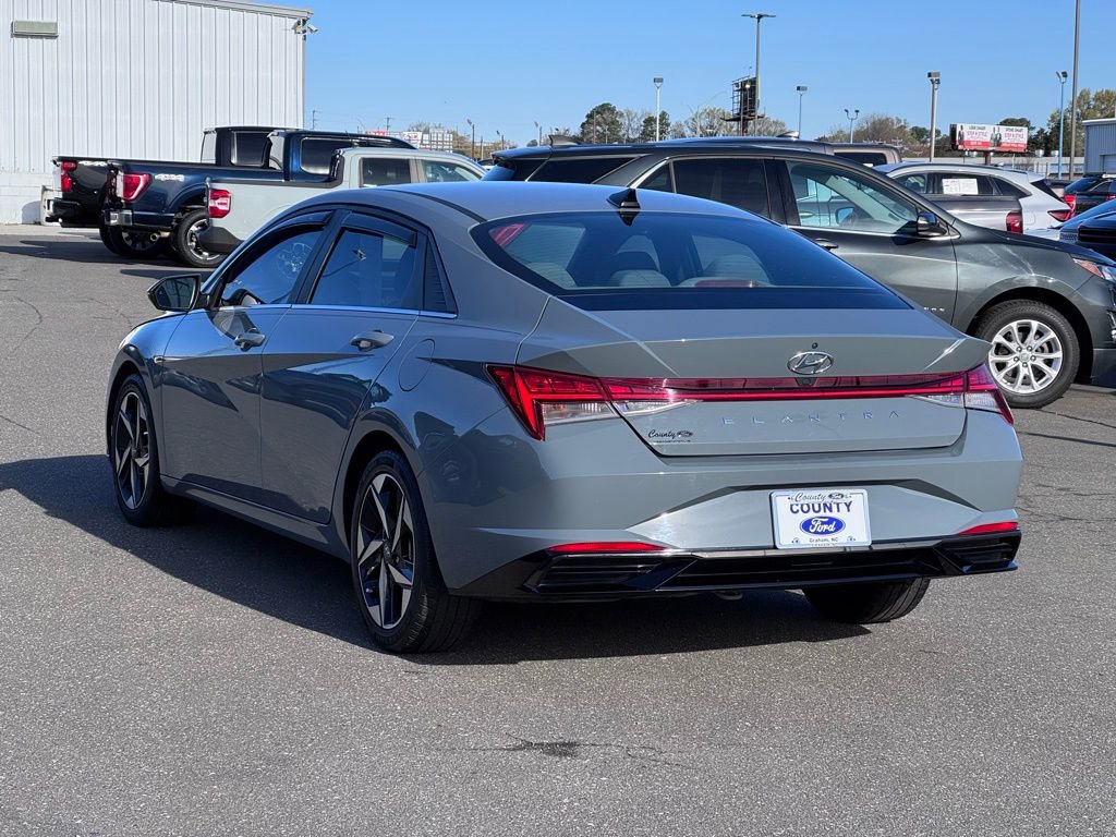 Used 2022 Hyundai Elantra SEL w/ Convenience + Premium Package image 11