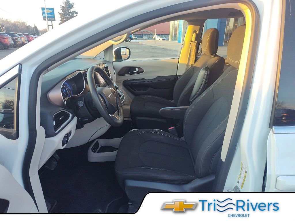 Used 2023 Chrysler Voyager LX image 10