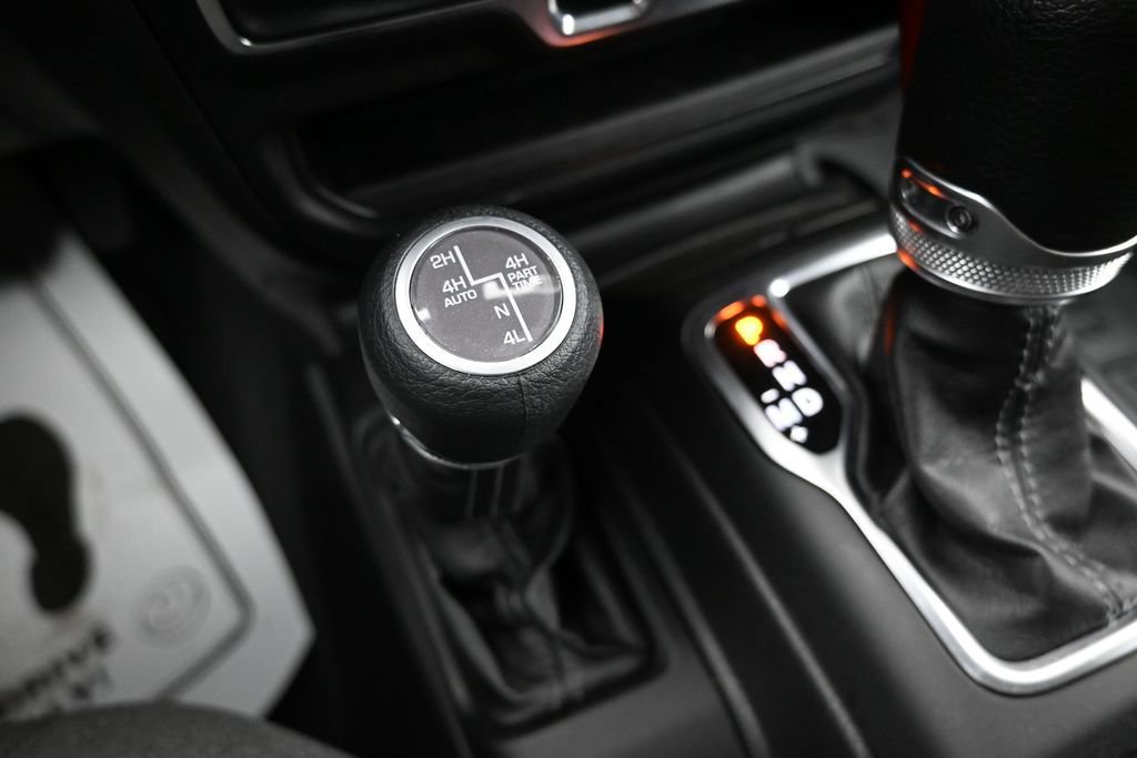 Used 2025 Jeep Wrangler Unlimited Sahara AWD/4WD image 23