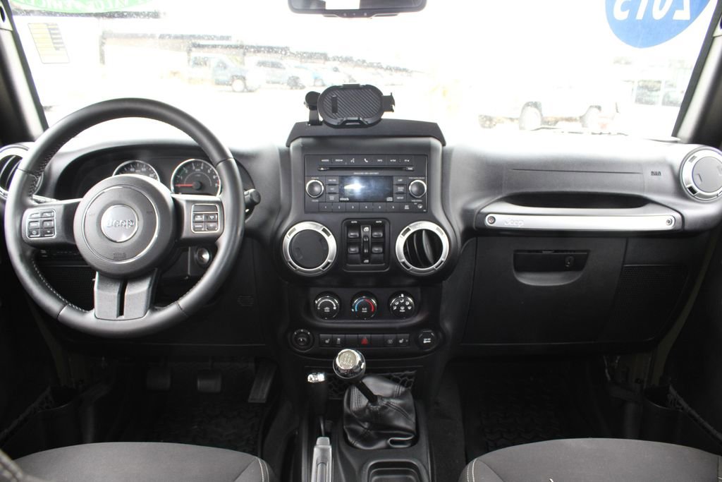 Used 2015 Jeep Wrangler Unlimited Rubicon w/ Connectivity Group AWD/4WD image 23
