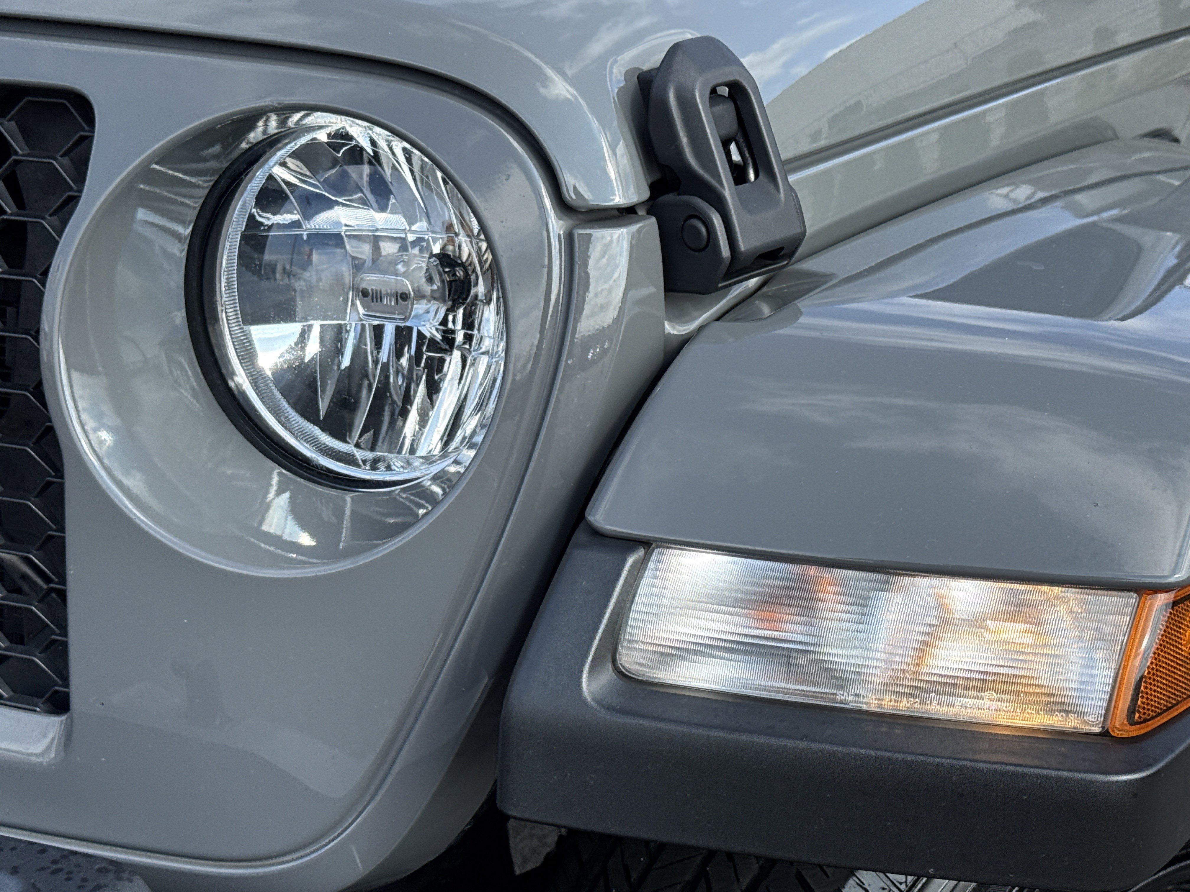 Used 2021 Jeep Gladiator Sport image 6