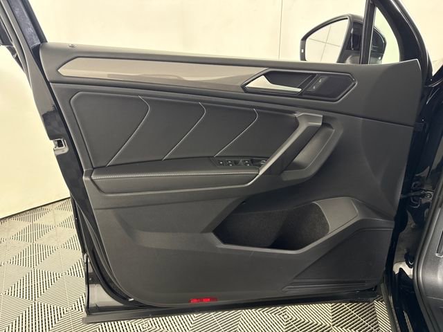 Used 2023 Volkswagen Tiguan SE w/ Panoramic Sunroof Package AWD/4WD image 26