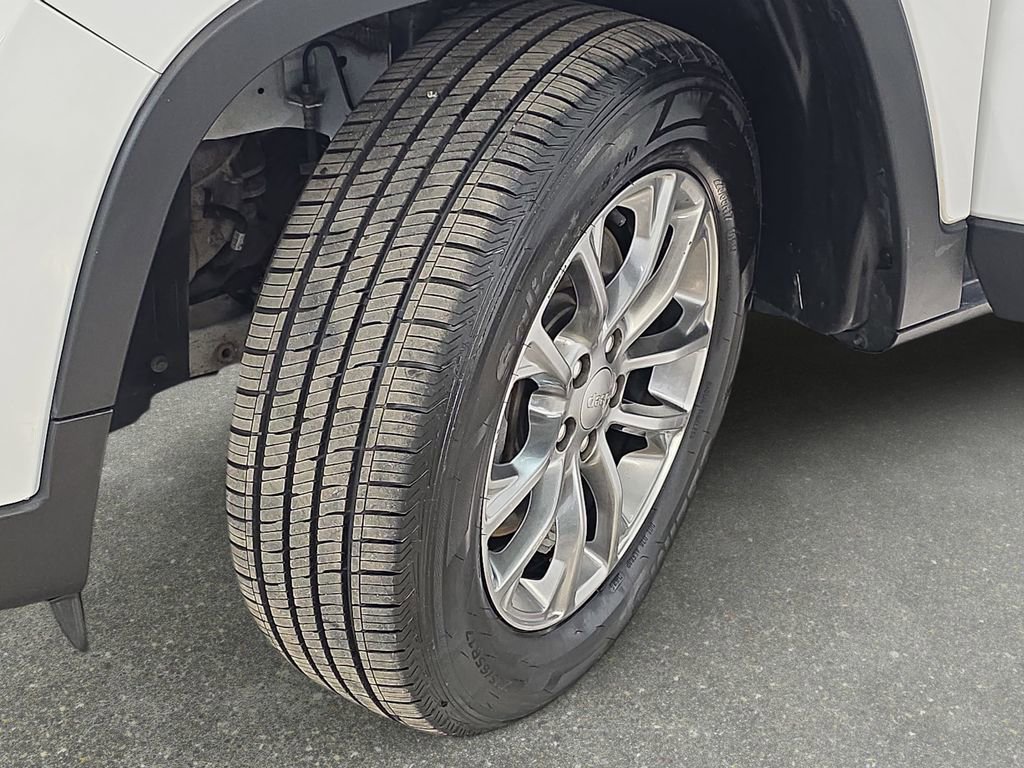 Used 2019 Jeep Cherokee Latitude Plus w/ Comfort/Convenience Group AWD/4WD image 31