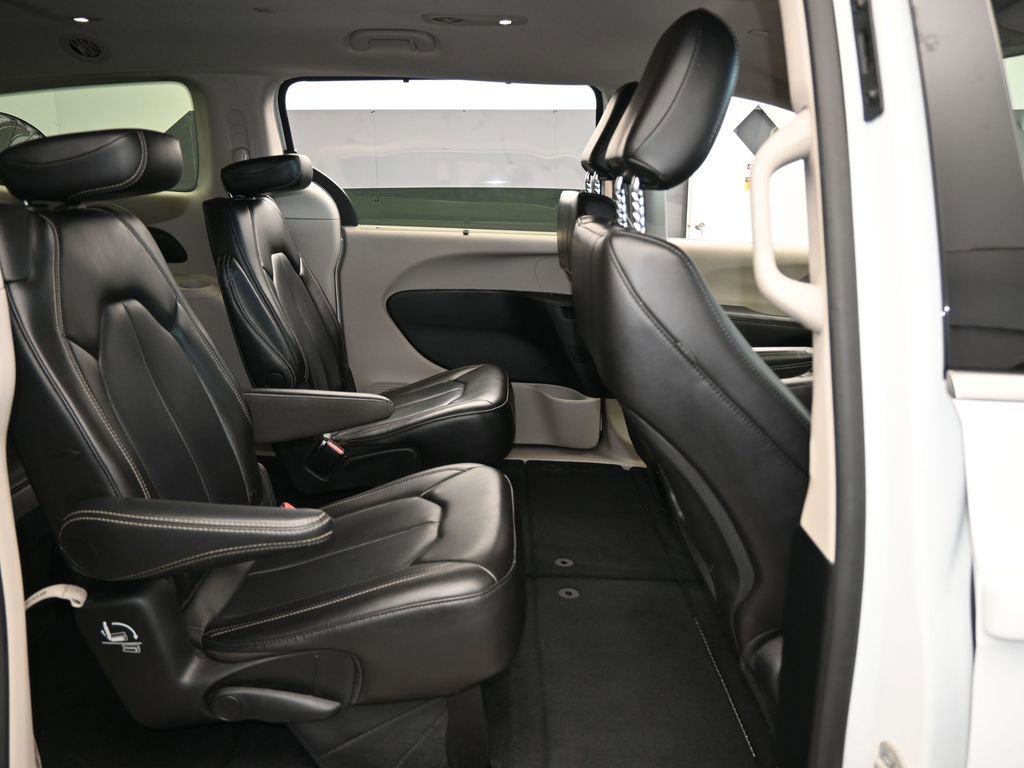 Used 2023 Chrysler Pacifica Touring-L image 42