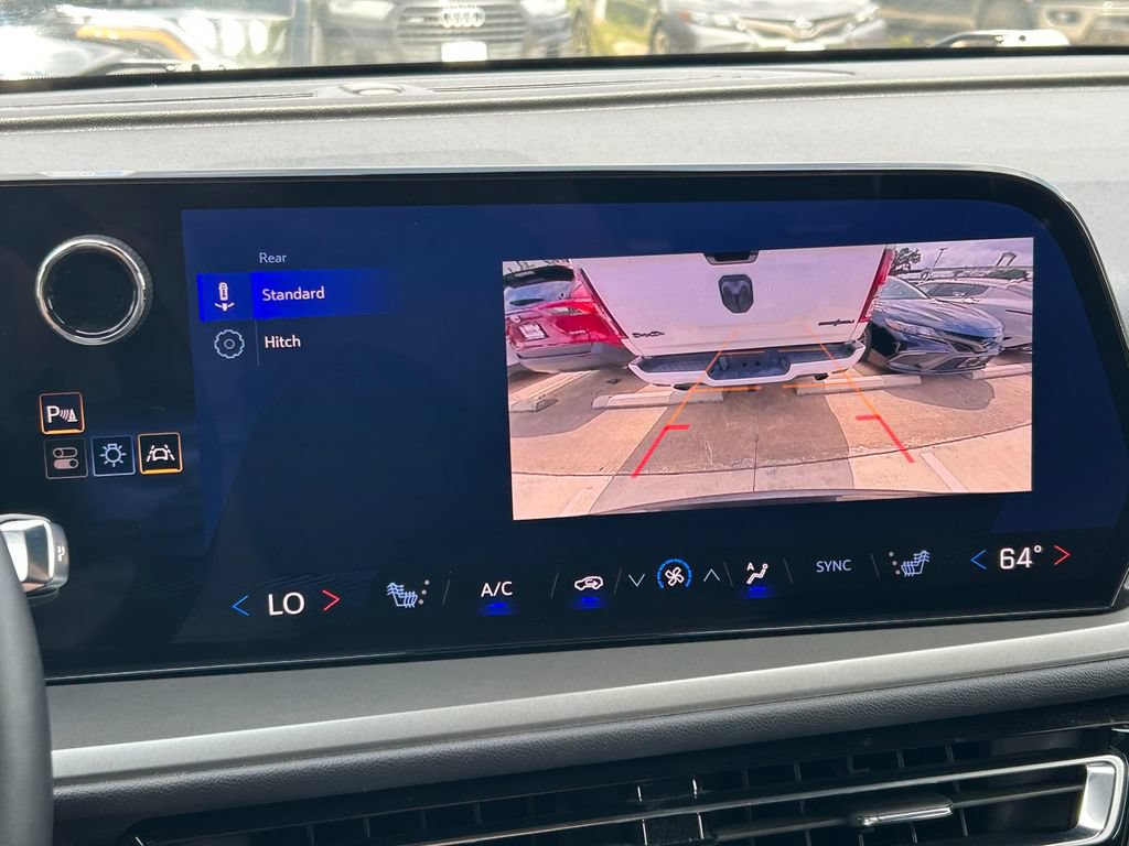 Used 2025 Chevrolet Traverse LT FWD image 32