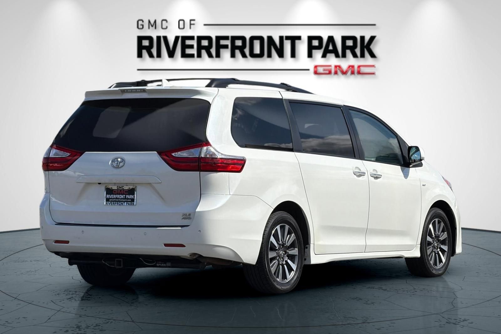Used 2019 Toyota Sienna XLE w/ XLE Navigation Package AWD/4WD image 3