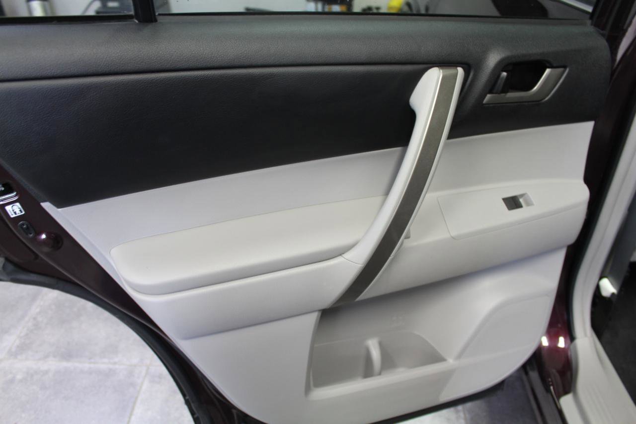 Used 2013 Toyota Highlander SE FWD image 23